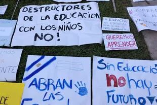 Protesta frente a la casa del gobernador de Tucumán, Juan Manzur, por el regreso a las clases presenciales