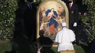 Papa Francisco frente a la Virgen Desatadora de Nudos en el Vaticano.
