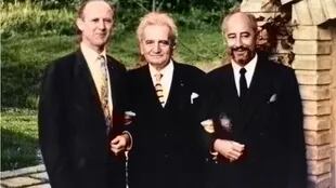 Tres de los chiflados, William Pickering (izq.), Theodore von Kármán (centro) y Frank J. Malina (der.), posando para una foto en 1960