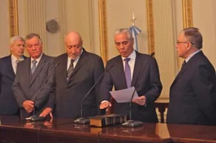 De Lázzari (derecha), durante la jura del juez Torres (centro), en mayo