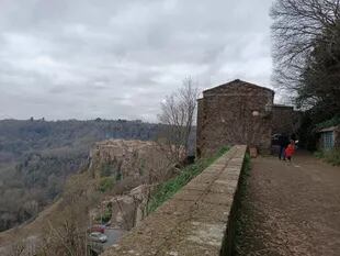 Calcata Vecchia está sobre un macizo de piedra que domina el valle, a una hora de Roma