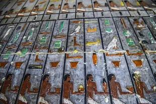 Los jeroglíficos hallados en la tumba de Khuwy dieron a conocer que la momia pertenecía a un noble que había vivido en el período conocido como el Imperio Antiguo o Reino Antiguo de Egipto
