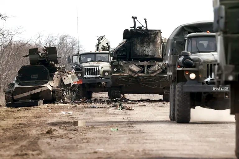 Una columna de camiones dle ejército ruso en el checkpoint de Perekop, en la frontera con Ucrania. Sergei Malgavko/TASS (Photo by Sergei Malgavko\TASS via Getty Images)