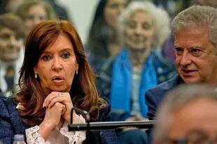 Cristina y su abogado Carlos Alberto Beraldi, el día que debió declarar en la causa por la obra pública