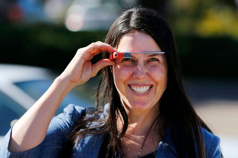 Cecilia Abadie, multada por usar los anteojos Google Glass mientras manejaba