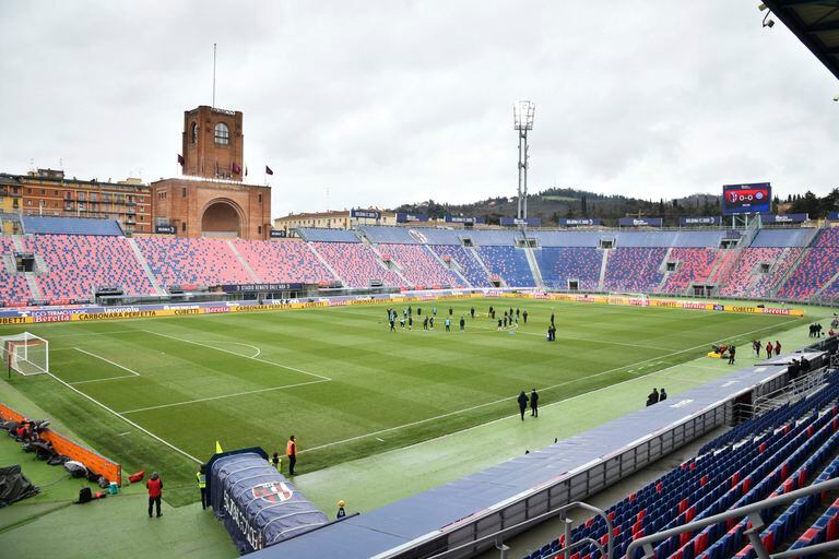 Jugadores del Inter de Milán calientan en el estadio Renato Dall'Ara en Bolonia, Italia, el jueves 6 de enero de 2022. (Massimo Paolone/LaPresse vía AP)