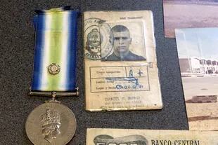 Medallas, fotografías y documentos de Edgardo Esteban integraban el lote subastado en eBay