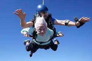Una mujer de 104 años consigue un nuevo récord al ser la más longeva del mundo en lanzarse en un paracaídas