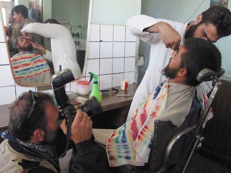 Muchos hombres se afeitaron la barba después de que los talibanes fueron expulsados