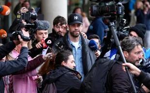Gerard Piqué, abordado por un aluvión de periodistas en el día de hoy en Barcelona