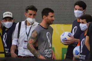 Messi, incrédulo, discute con una pechera de fotógrafo