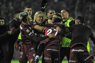 Los jugadores de Lanús festejan el gol del triunfo sobre la hora ante Independiente, por la Copa Liga Profesional 2022