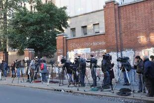Gran cantidad de periodistas, en la puerta del Sanatorio Otamendi, esperan tener novedades del recién nacido nieto de Cristina Kirchner