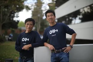 Yun Fu y Sam Liang, cofundadores de Otter.ai, la start-up que permite realizar transcripciones de forma automática con una precisión del 95 por ciento