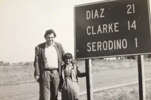 Juan José Saer y su hija Clara en la ruta a Serodino, en 1988