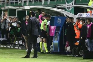 Pablo Echavarría, árbitro del partido, revisa en el VAR la jugada polémica que finalizó en el penal que anotó Enzo Fernández para el 1-1 de River ante Banfield