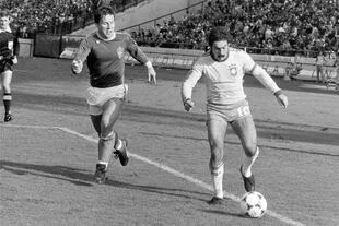 Roberto Rivelino (3 de junio de 1978): integrante del Brasil del 70, el que para muchos es el mejor equipo de todos los tiempos, el volante también mostró su magia en la Argentina; la imagen, del empate 1 a 1 con Suecia, en Mar del Plata
