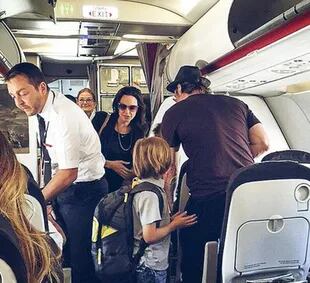 Angelina Jolie, Brad Pitt y sus hijos en un avión, antes del divorcio de la pareja