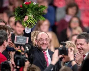 Martin Schulz, nuevo presidente del SPD, junto al saliente, Sigmar Gabriel