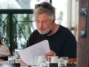 Alec Baldwin días atrás en Roma, leyendo uno de los guiones que le acercó la productora italiana
