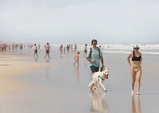 Las playas de Pinamar, como las de toda la costa, reciben cada vez más turistas con mascotas