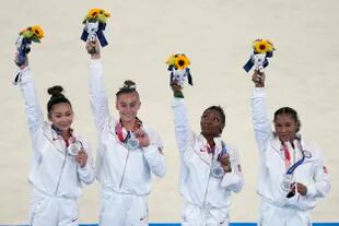 Los miembros del equipo femenino de gimnasia artística de Estados Unidos, de izquierda a derecha, Sunisa Lee, Grace McCallum, Simone Biles y Jordan Chiles celebran en el podio luego de ganar la medalla de plata en el equipo artístico femenino de los Juegos Olímpicos de Verano de 2020, el martes 27 de julio de 2021, en Tokio. (Foto AP / Natacha Pisarenko)