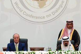 En esta foto de archivo tomada el 16 de julio de 2008, el Rey Juan Carlos de España y el Rey Abdullah de Arabia Saudita asisten a la inauguración de la Conferencia Mundial sobre Diálogo en el Palacio Pardo en Madrid el 16 de julio de 2008