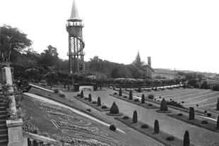 Vista desde el parque de La Lucila. La torre que se aprecia es parte de la quinta Rioland, que estaba al lado.