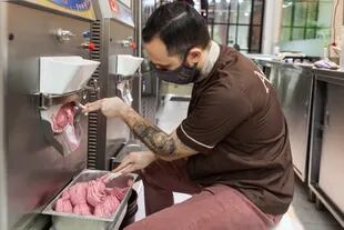 El local cuenta con un laboratorio que trabaja 16 horas al día: abastece la gelatería pero también a distintos restaurantes, y próximamente a una nueva sucursal en Belgrano.