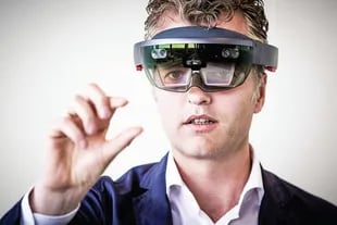 Ate van der Meer, director de la firma holandesa Snakeware, que desarrollará software para el HoloLens, de Microsoft, que saldría a la venta este año.