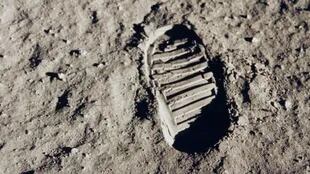 La famosa frase que el astronauta Neil Armstrong pronunció al tocar la Luna nos llegó tergiversada, por culpa de las interferencias que sufrieron las comunicaciones