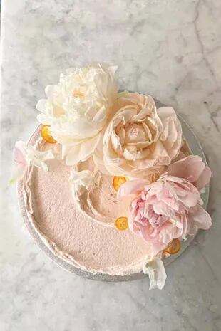 La torta de cumpleaños tenía tres peonías, las flores favoritas de su madre, Meghan Markle. 