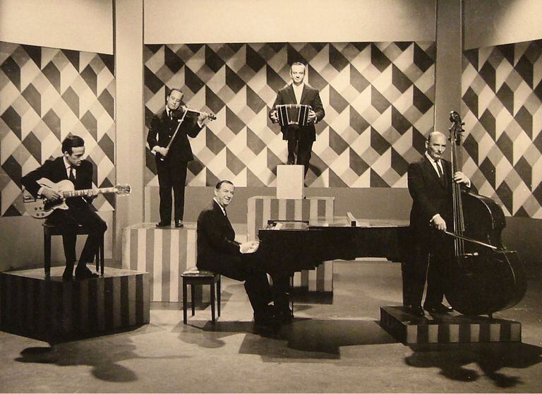 Fotografía de 1965, en donde se promocionaba al Quinteto de Astor Piazzolla. Oscar López Ruiz en guitarra eléctrica, Jaime Gosis en piano, Kicho Díaz en contrabajo, Antonio Agri en violín y Piazzolla en bandoneón