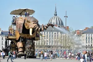 Cómo son las esculturas mecánicas de acero que causan furor en Nantes