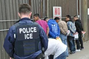 Indocumentados, justo antes de ser deportados
