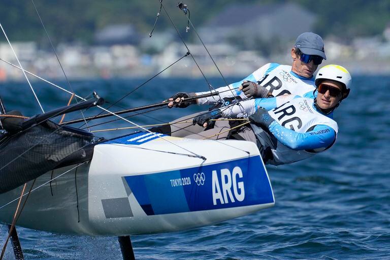 La argentina Cecilia Carranza Saroli, derecha, y Santiago Lange asisten a una sesión de entrenamiento en la clase mixta Nacra 17, en el puerto de Enoshima durante los Juegos Olímpicos de Verano 2020, el sábado 24 de julio de 2021, en Fujisawa, Japón.