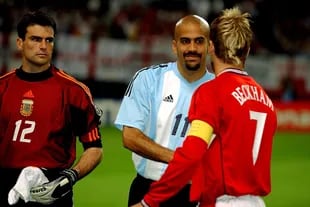 Cavallero mira cómo Verón saluda a Beckham en la previa del partido que la Argentina perdió con Inglaterra en el Mundial 2002