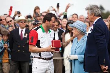 Adolfo Cambiaso junto a Ia reina Isabel en la final de polo de la Copa de la reina en The Guards Polo Club Inglaterra, el 1º de junio 2012