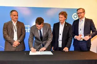 Marcos Bulgheroni (PAE), Sergio Massa, Javier Rielo (Total) y Manfred Böckmann (Wintershall) firmaron un acta respecto del proyecto Fénix, que contempla una inversión de US$700 millones