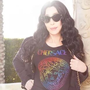 La reconocida marca italiana Versace colaboró junto a la cantante Cher para recaudar fondos para el Movimiento LGBT
