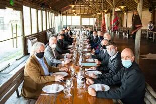 Representantes de las distintas entidades que firmaron el documento contra el cepo a la carne en el encuentro en la Rural