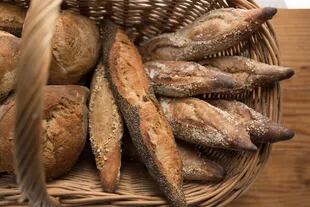 Canasta de panes de masamadre, entre otros, de sello artesanal.