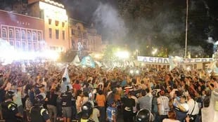 Una noche para siempre: los festejos de los hinchas de Atlético en la Plaza Independencia