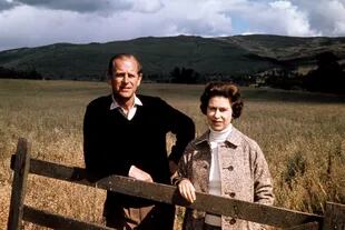 Isabel y Felipe en sus bodas de plata en Balmoral. En los veranos, disfrutaban de largas caminatas con sus perros por el extenso campo de 20 mil hectáreas de la residencia real en Escocia.