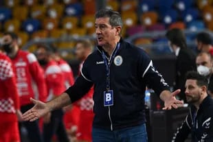 "No queda otra que ganar para hacer historia", aludió el entrenador Manolo Cadenas al encuentro con Qatar; en realidad, un empate también les sirve a los Gladiadores.