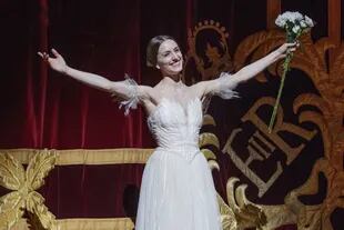 Marianela Núñez, la mejor bailarina hoy para los británicos, saluda frente al telón con las iniciales de la reina en la sala principal de la ópera de Londres