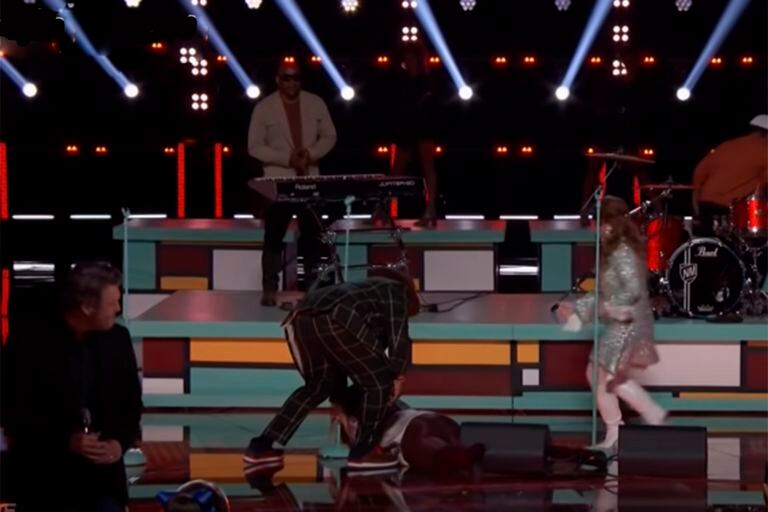 ¡Tremendo!: Una concursante de The Voice cayó en el escenario y se quebró los dos brazos