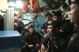 Captura del video que muestra a los marineros entonando una canción de despedida días antes de la tragedia
