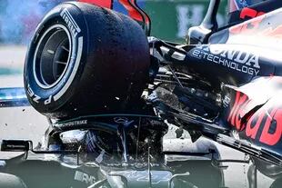 El espeluznante accidente que Lewis Hamilton y Max Verstappen protagonizaron en el Gran Premio de Italia: el auto del neerlandés quedó montado sobre el del británico, tras la riesgosa maniobra; MadMax recibió una penalización de tres puestos en el Gran Premio de Rusia por ser condenado como el actor principal del choque
