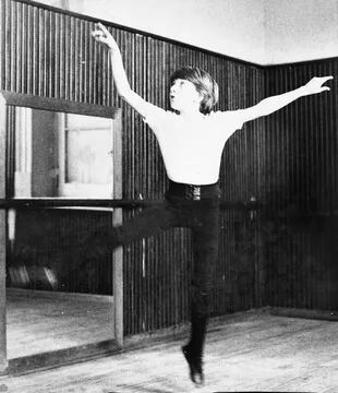 Julio Bocca, a los 9 años, en una de las salas de la Escuela Nacional de Danzas